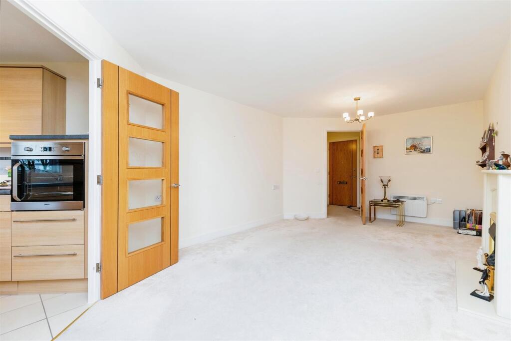 Goodes Court, Royston, Herts, SG8 5FF photo 2