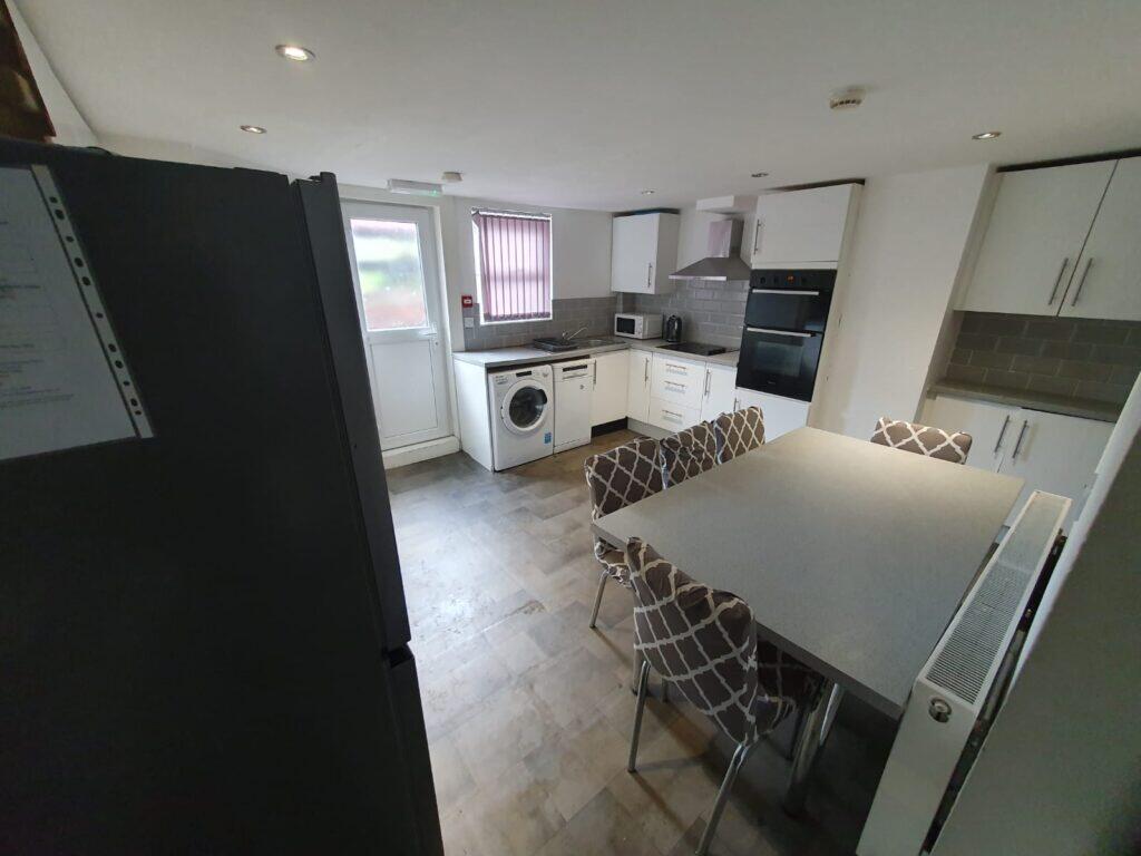 6 bedroom end of terrace house for rent