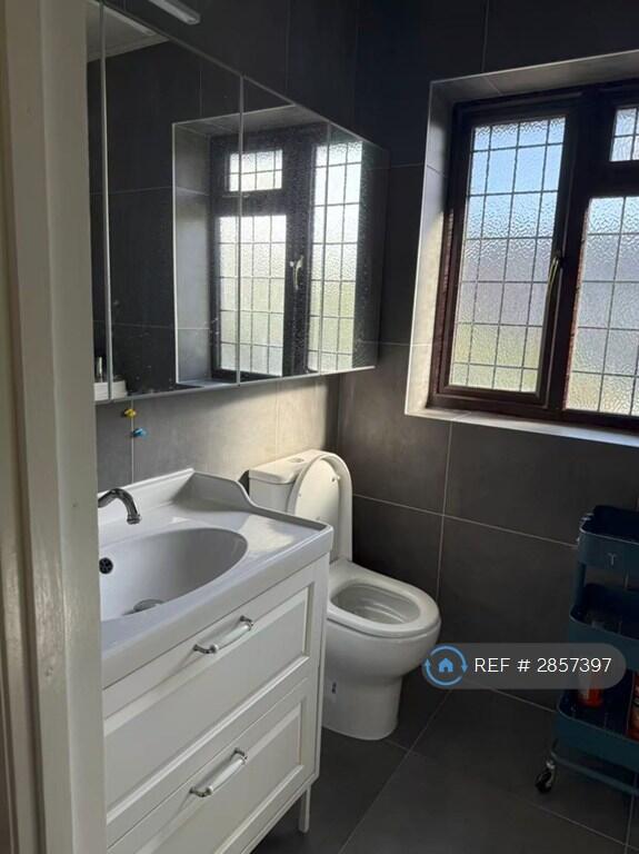 3 bedroom end of terrace house for rent