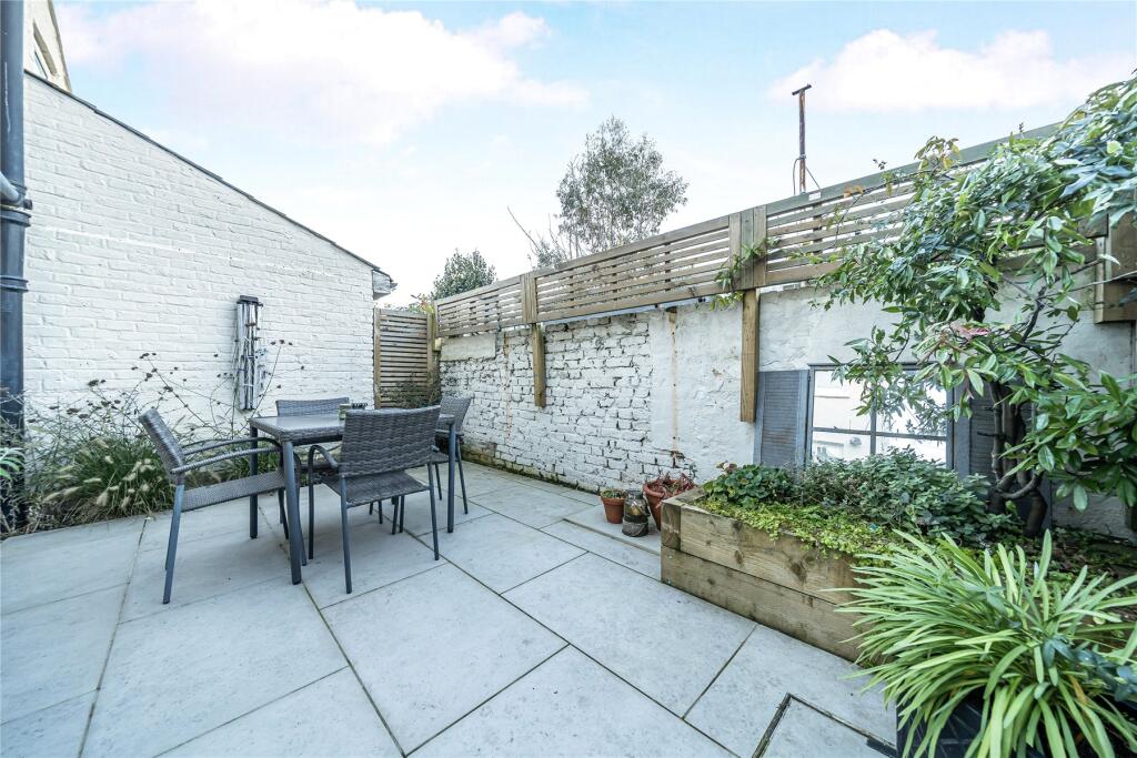 House in London, Royal Borough of Kingston upon Thames - View 4