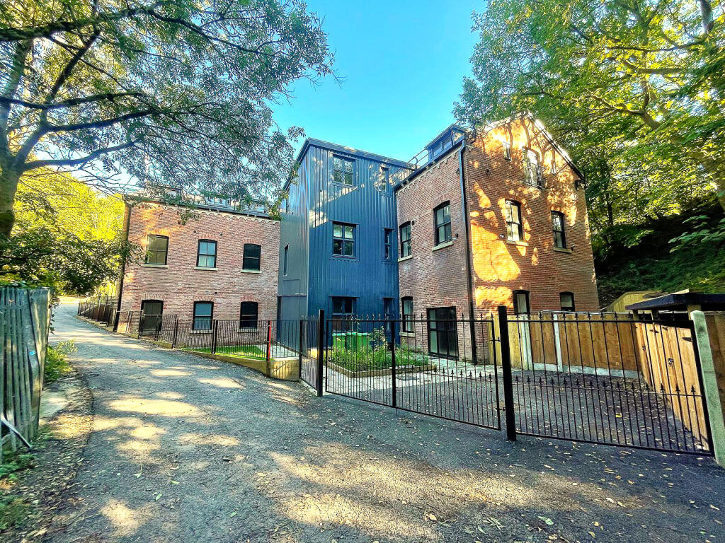 2-bed flat on Thorn Works,  Mill Pool Close, Woodley, £240,000