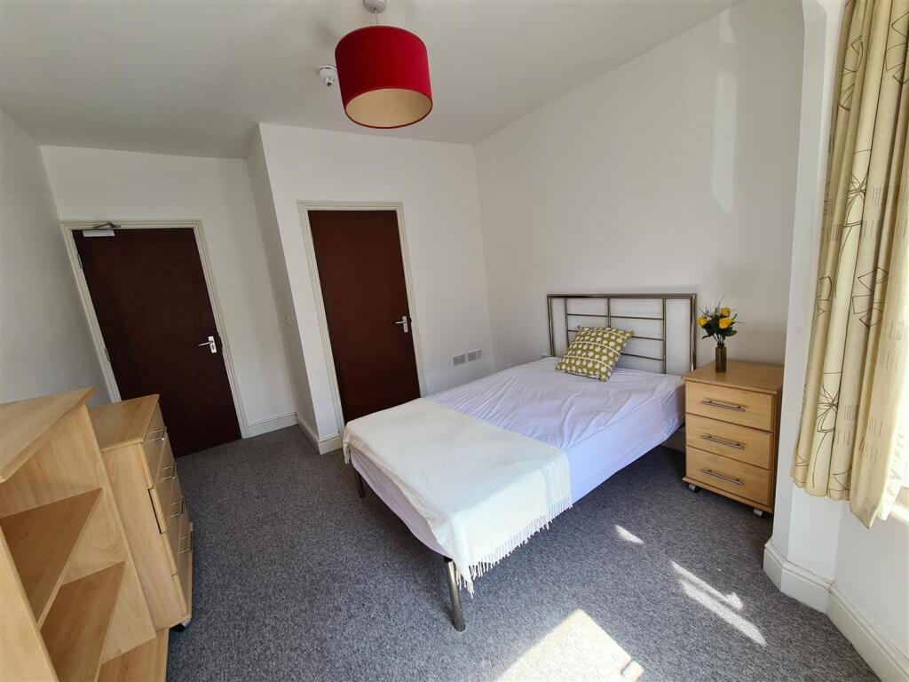 Main image of property: Room 1, Flat 2, 33 Mill Road, Cambridge