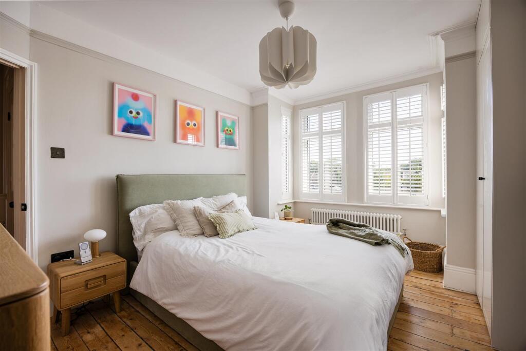 House in London, Highams Park - More