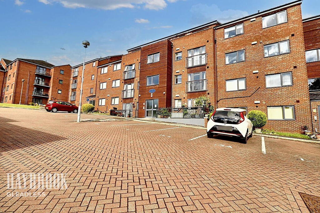 2-bed flat on Crossland Drive, Sheffield, £145,000