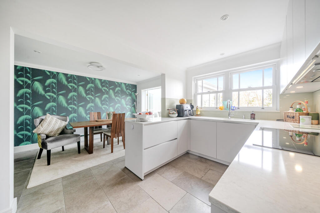 Pinel Close, Virginia Water, GU25 photo 4