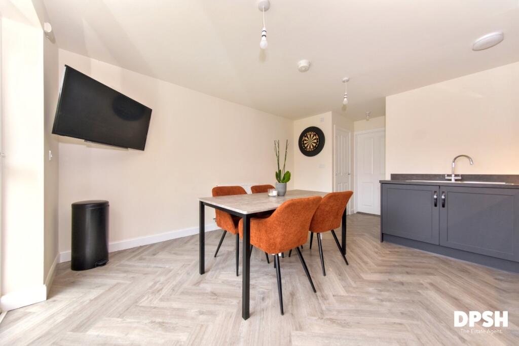 Goshawk Court, Dewsbury photo 4