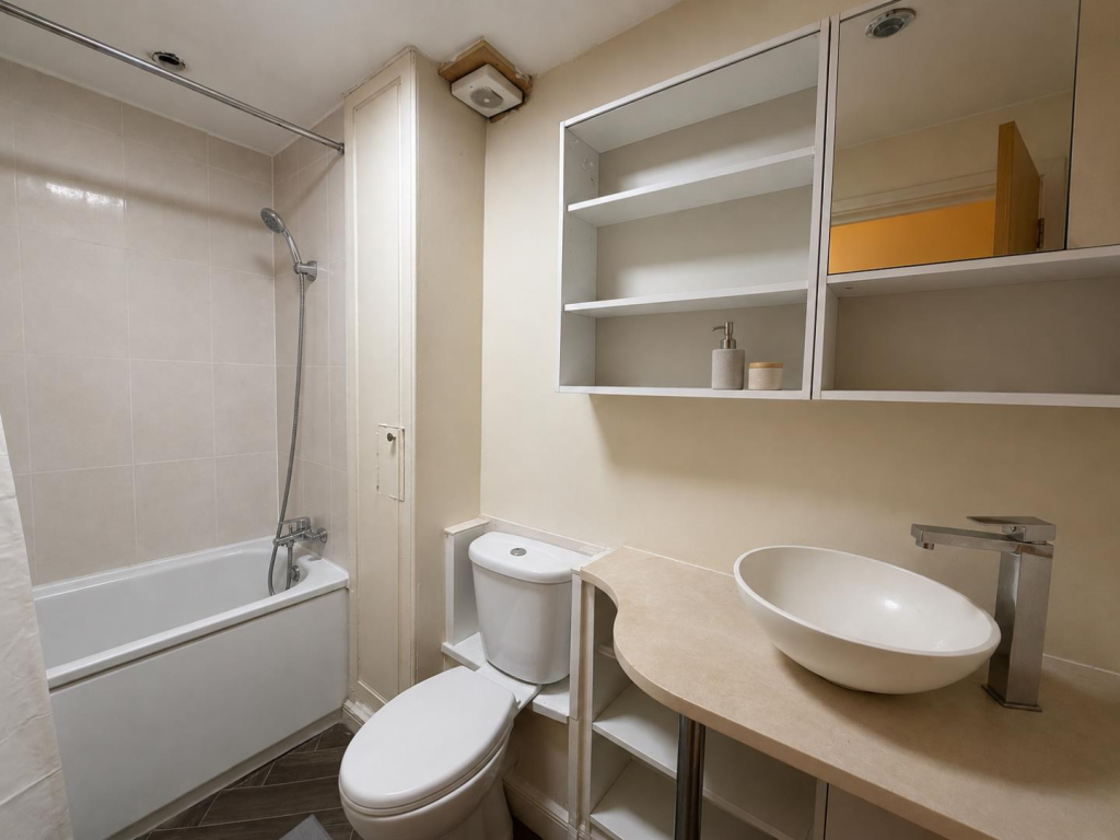 Apartment in London, Stepney - View 5