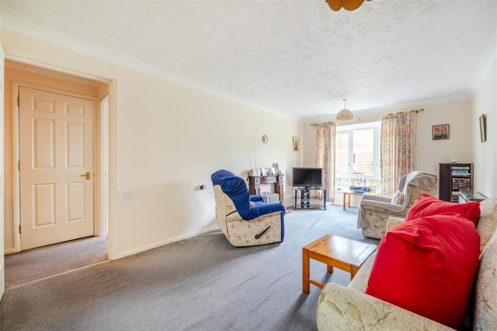 Oak Lodge, New Road, Crowthorne, Berkshire, RG45 6SL photo 4