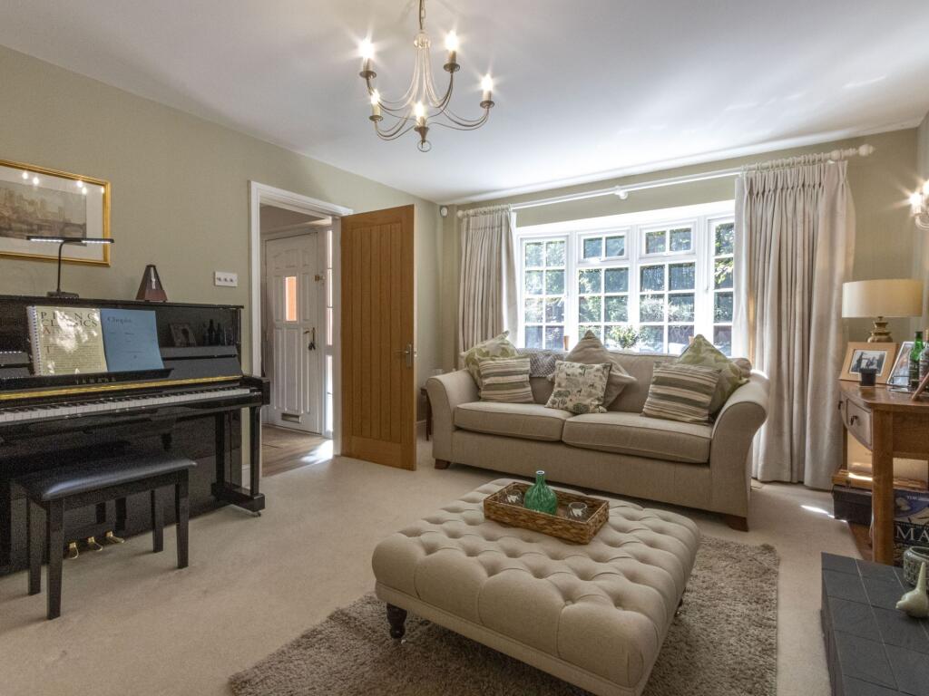 House in Hart, Winchfield - More