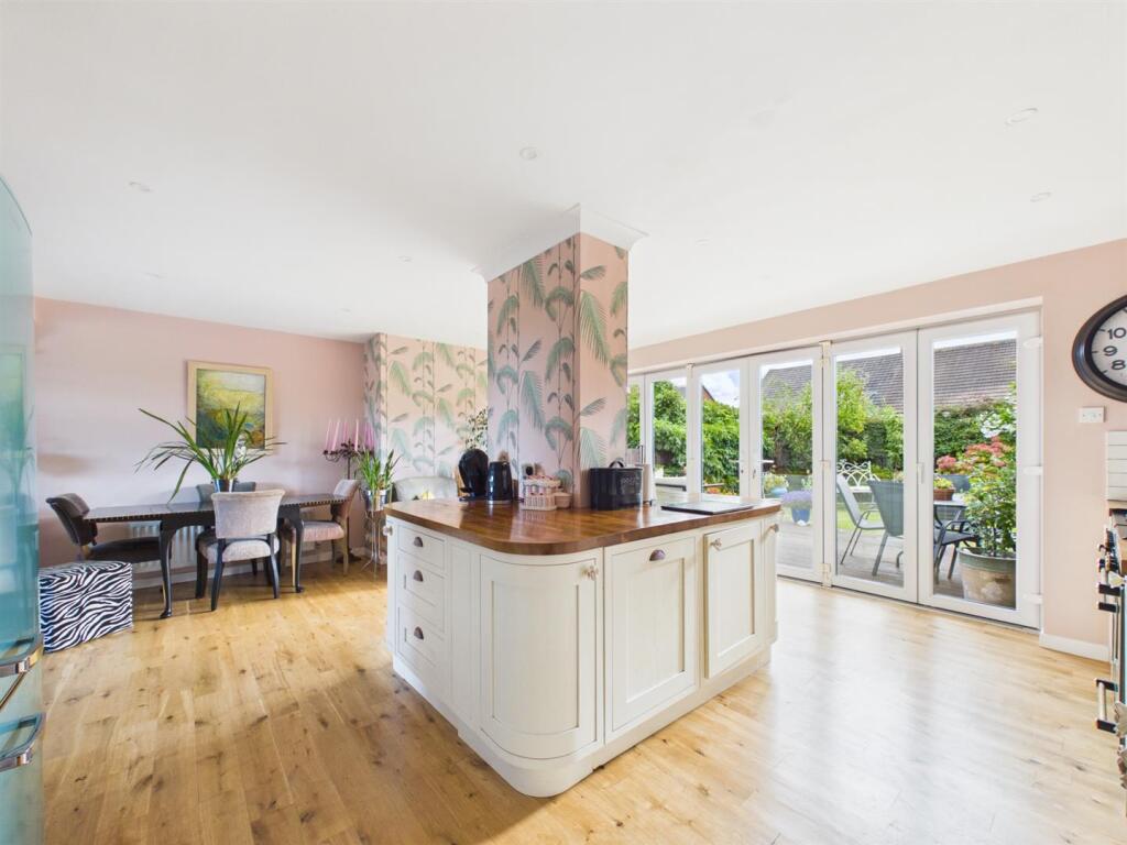 Shaftesbury Crescent, Marden Farm photo 4