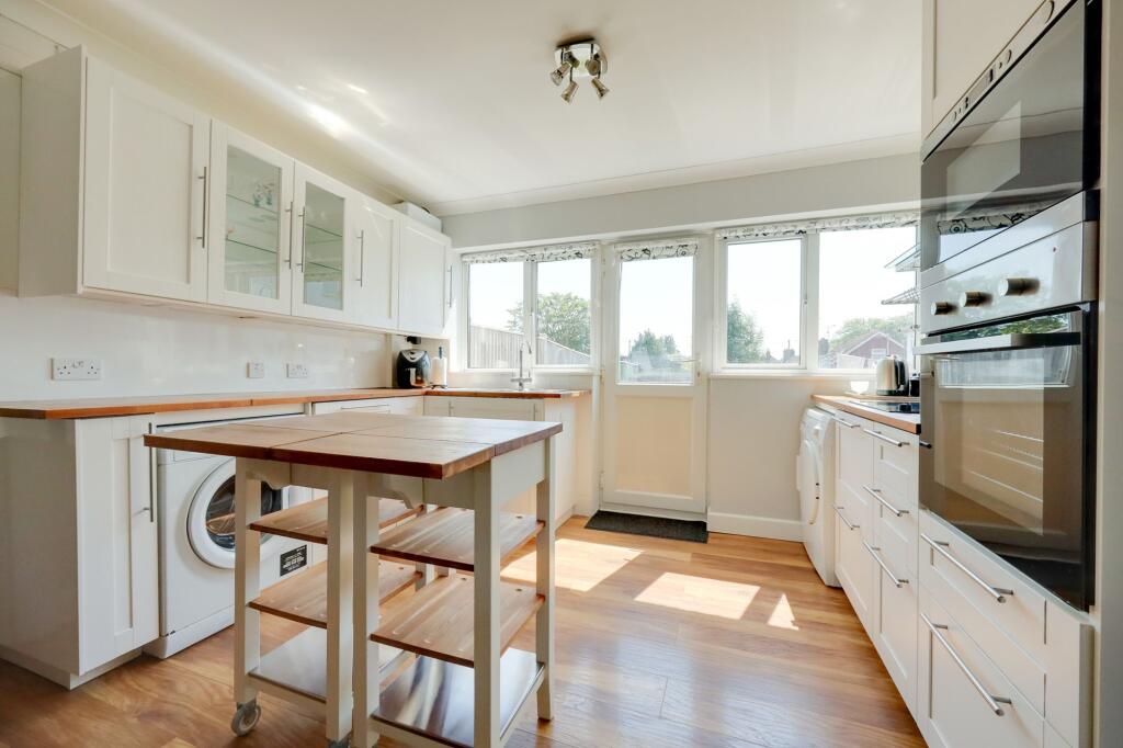 Apartment in Burgess Hill, World's End - View 3