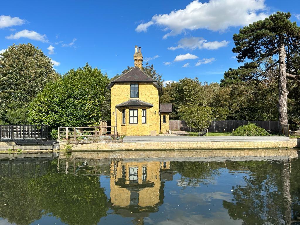 Main image of property: RIVERSIDE LIVING - WARE TOWN CENTRE