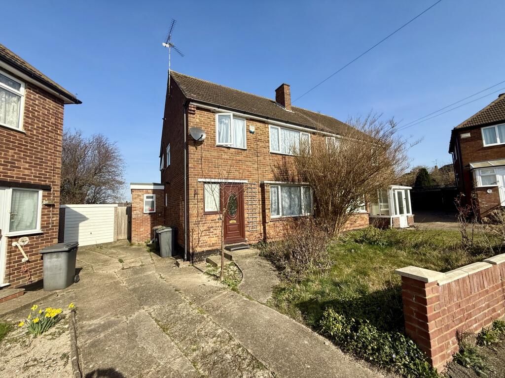 Main image of property: Cotswold Gardens, LU3
