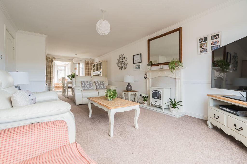 12 Kirkfield West, Livingston Village, EH54 7BD photo 3