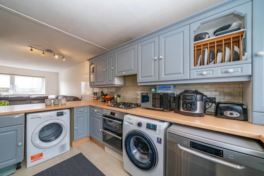 House in Hemel Hempstead, Grovehill - More