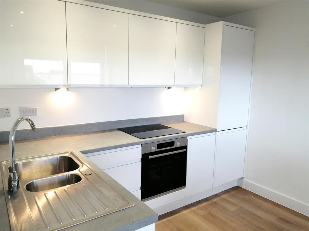Apartment in Trafford, Gorse Hill - View 2