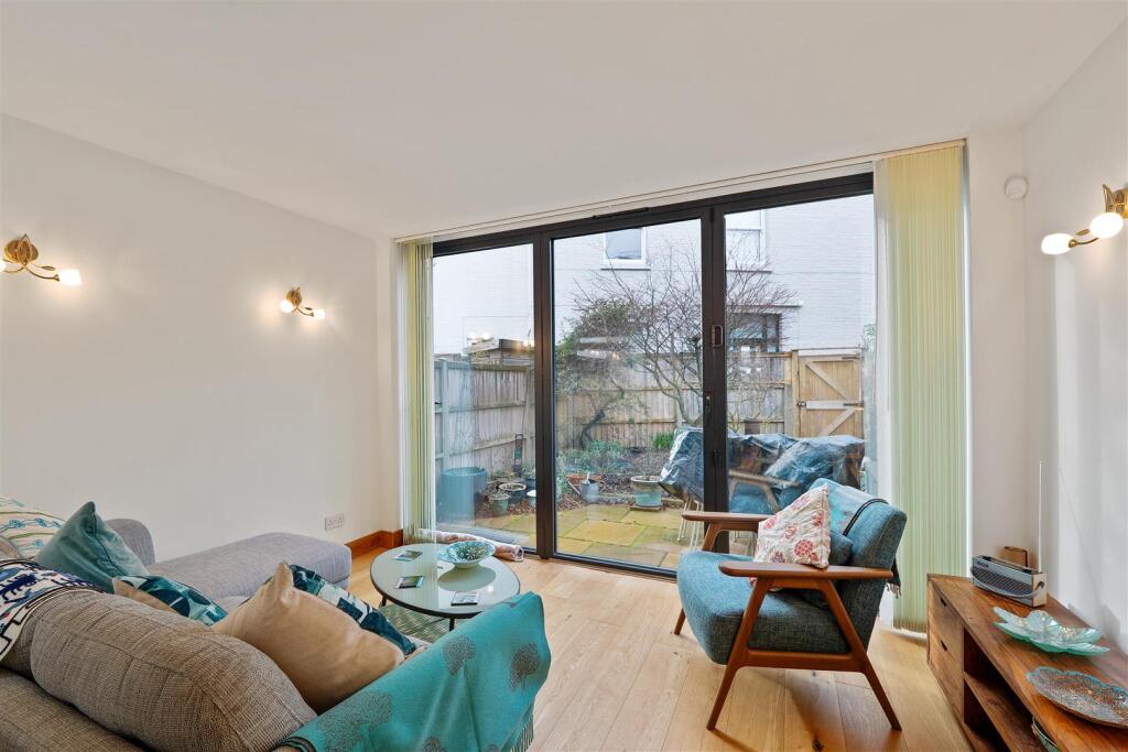 Holly Road, Hampton Hill, TW12 - View 6