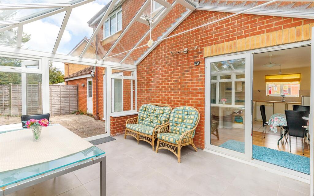 3-bed semi-detached on CHAIN FREE HOME IN QUIET CUL-DE-SAC - The Chandlers, Cowes, £340,000