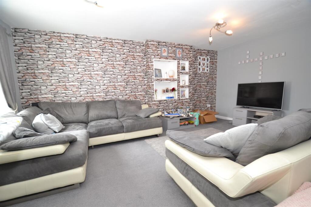 House in Kirklees, Prince Royd, Birchencliffe - View 2