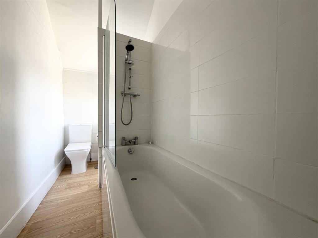 Apartment in London, Royal Borough of Kingston upon Thames - More