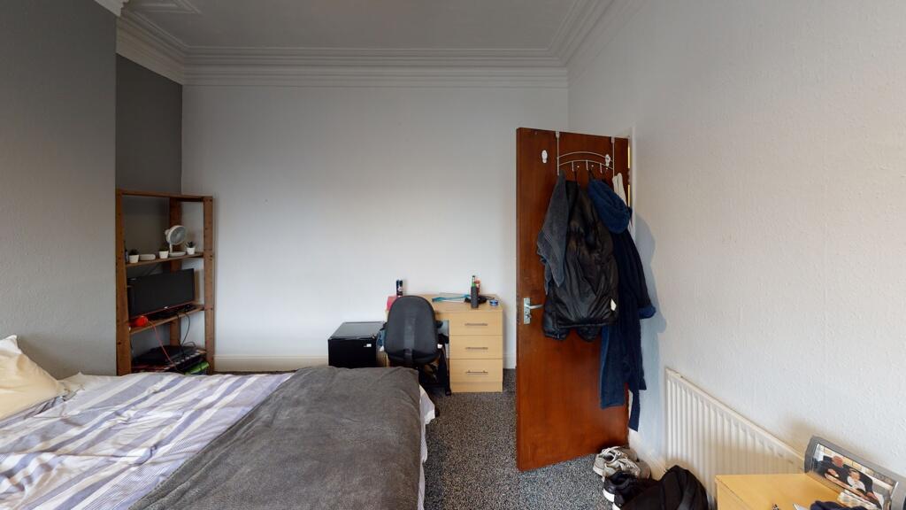 House in Leeds, Hyde Park - More