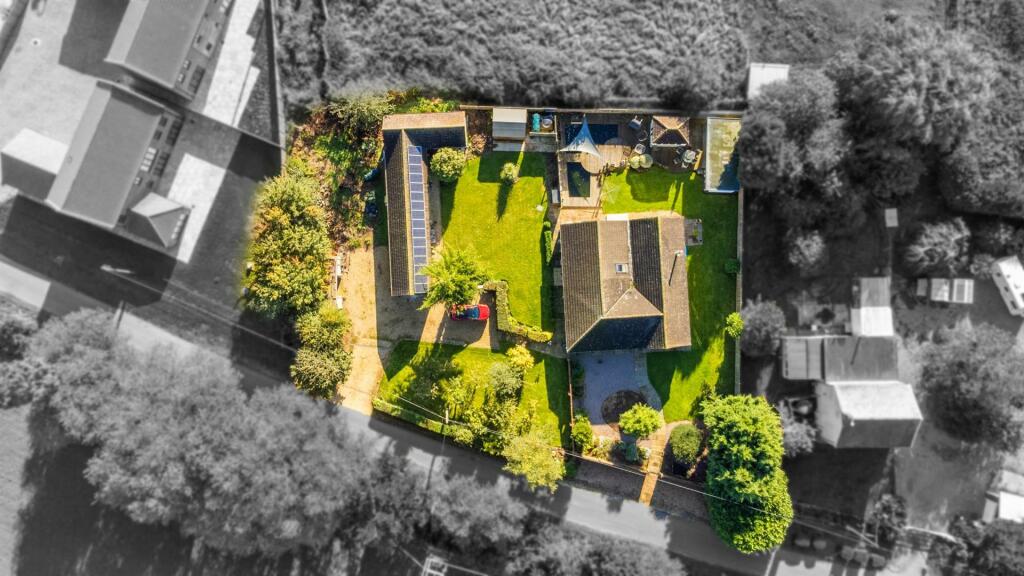 5-bed bungalow on Dowsdale Bank, Whaplode Drove, Spalding, £510,000