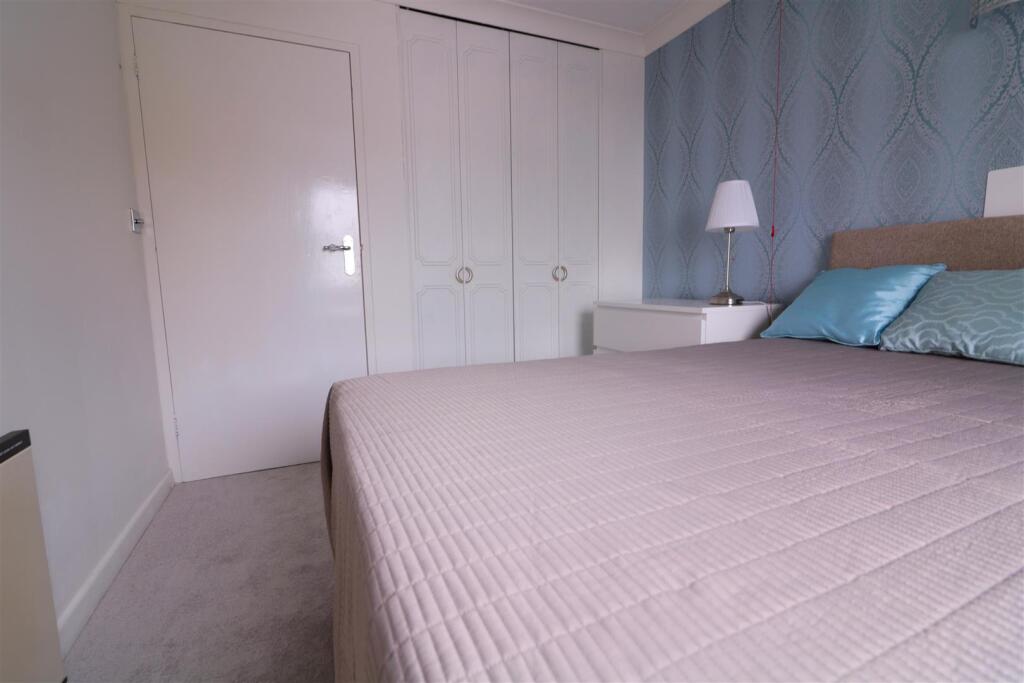 Apartment in Southend-on-Sea - More
