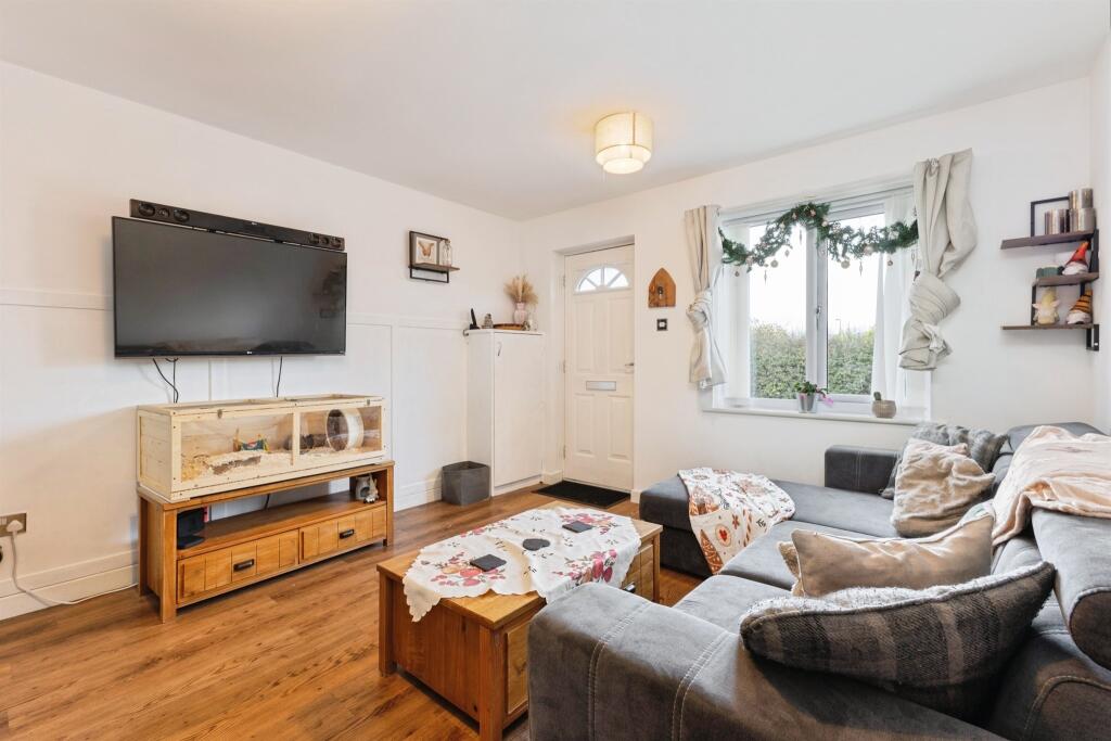 Bannister Close, ATTLEBOROUGH photo 2