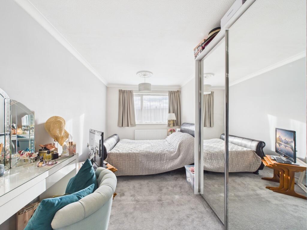 Apartment in Southend-on-Sea - View 4
