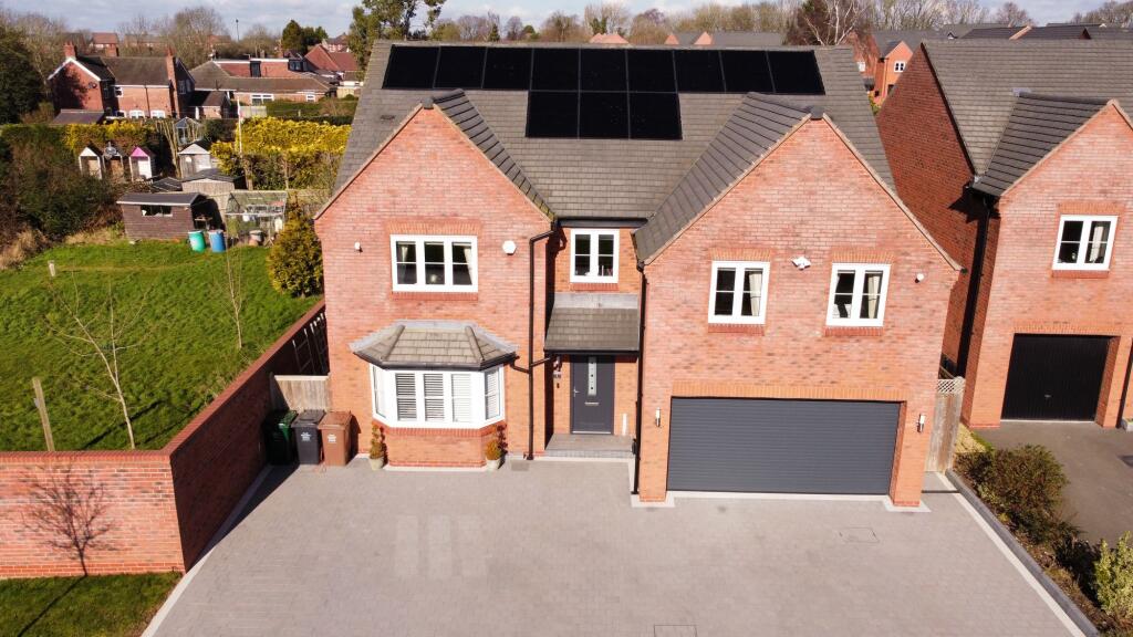 5-bed detached on Sidings Drive, Drakelow, DE15, £650,000