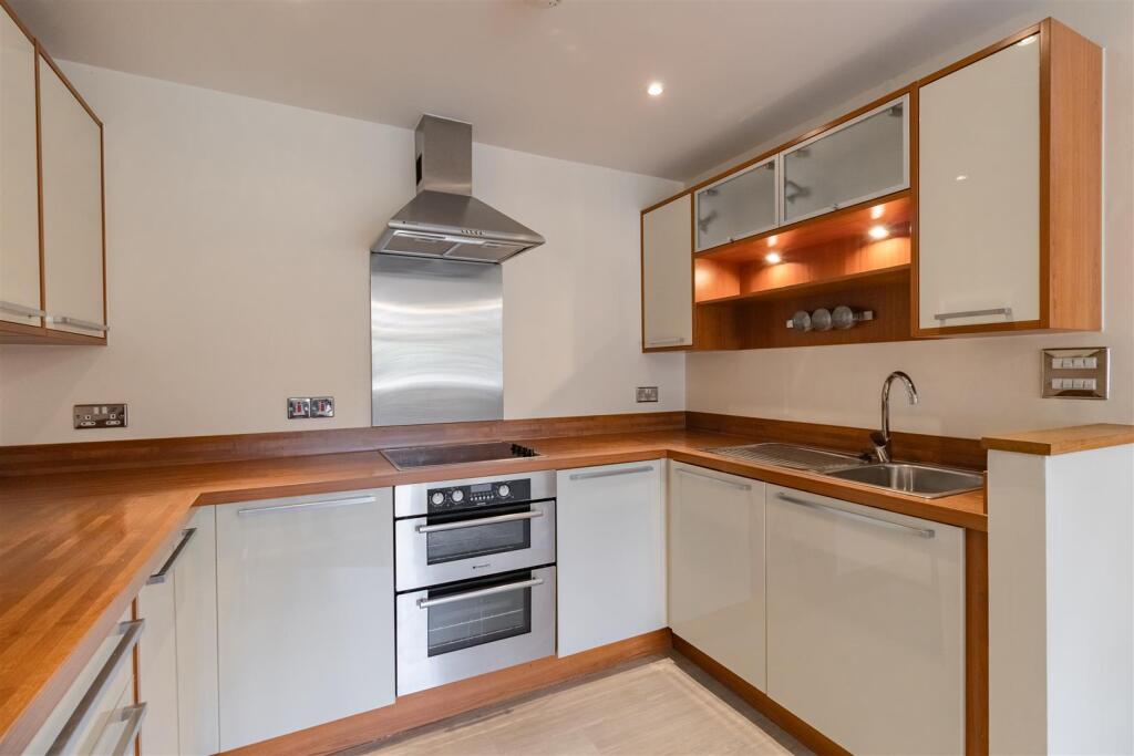 Apartment in Cheltenham, Gloucestershire - View 5