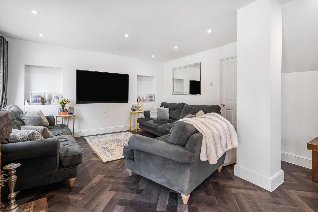 House in St Albans, Colney Street, St Stephen - More