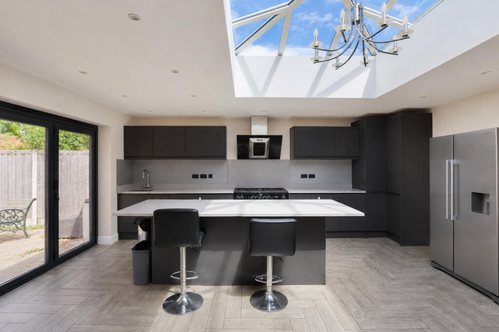 House in London, Collier Row - More