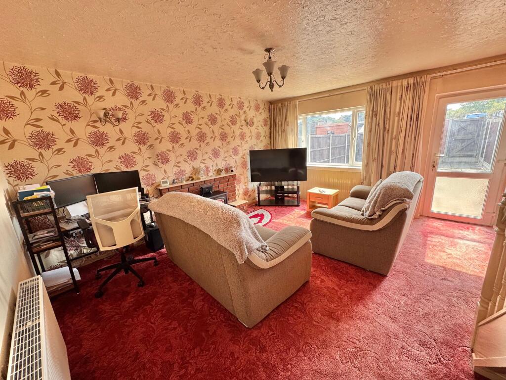 House in Nuneaton and Bedworth, Warwickshire - More