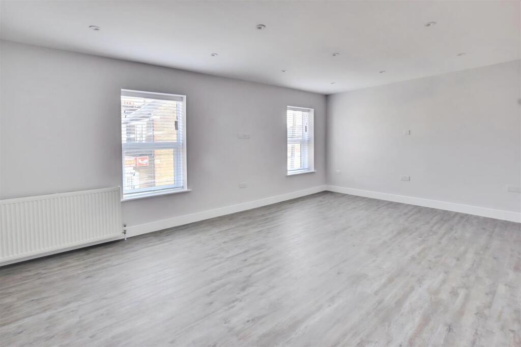 Apartment in Watford - View 3