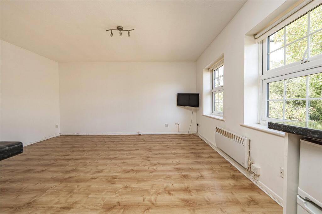 Apartment in Teddington, Hampton Hill - View 4