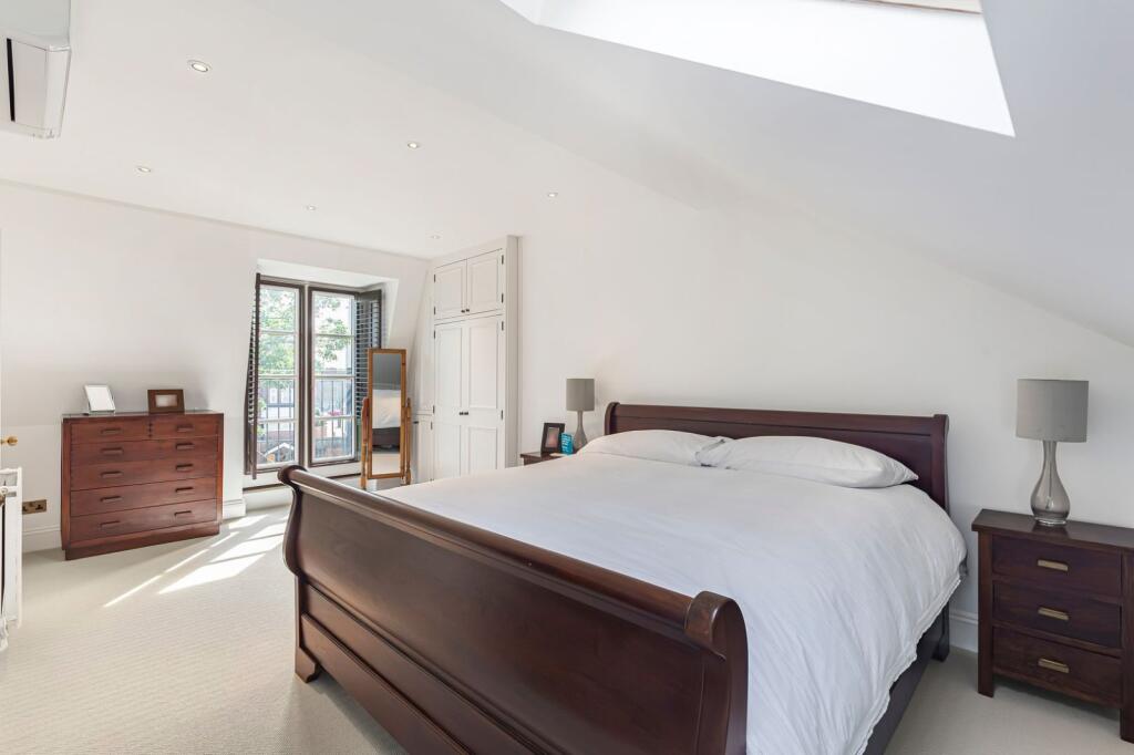 House in London, Summerstown - More