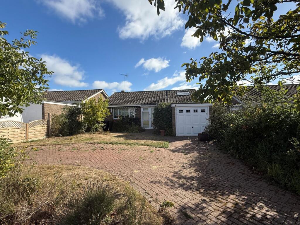 2-bed detached on Lowe Chase, Walton-on-the-naze, £299,995
