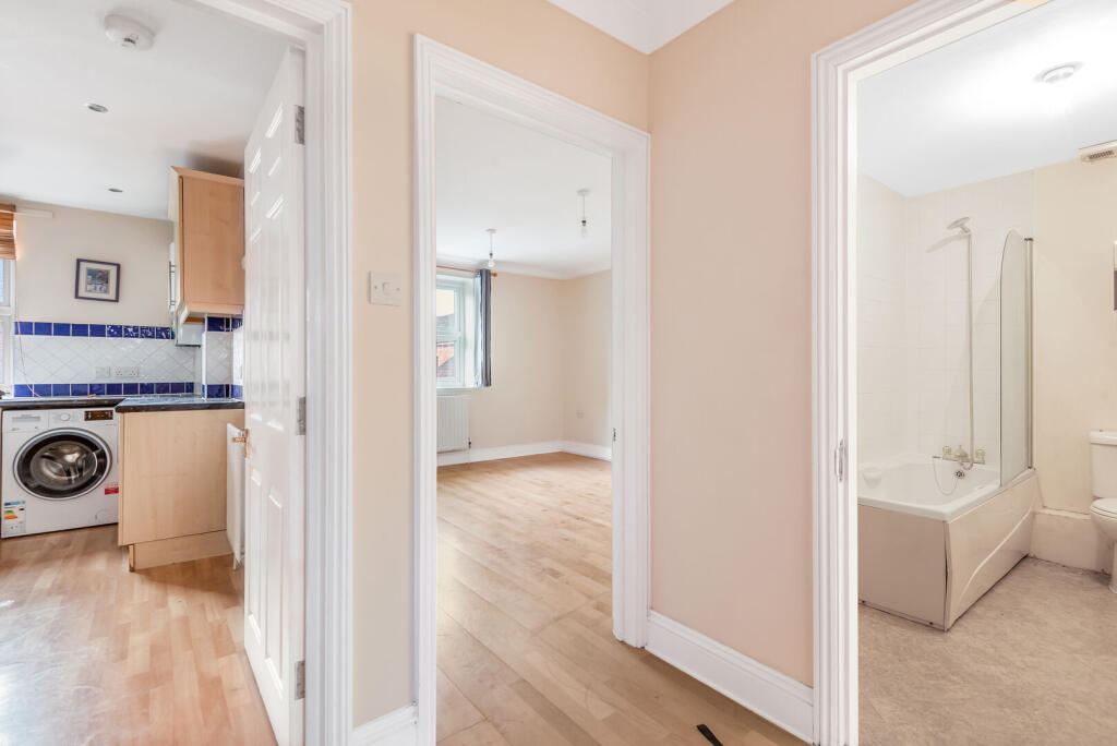 Apartment in Guildford, Surrey - View 3