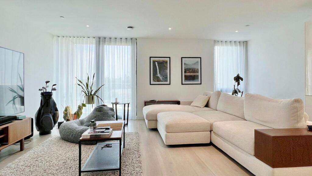 Main image of property: 2 Beds Apartment in City North Place West Tower, Finsbury Park, N4