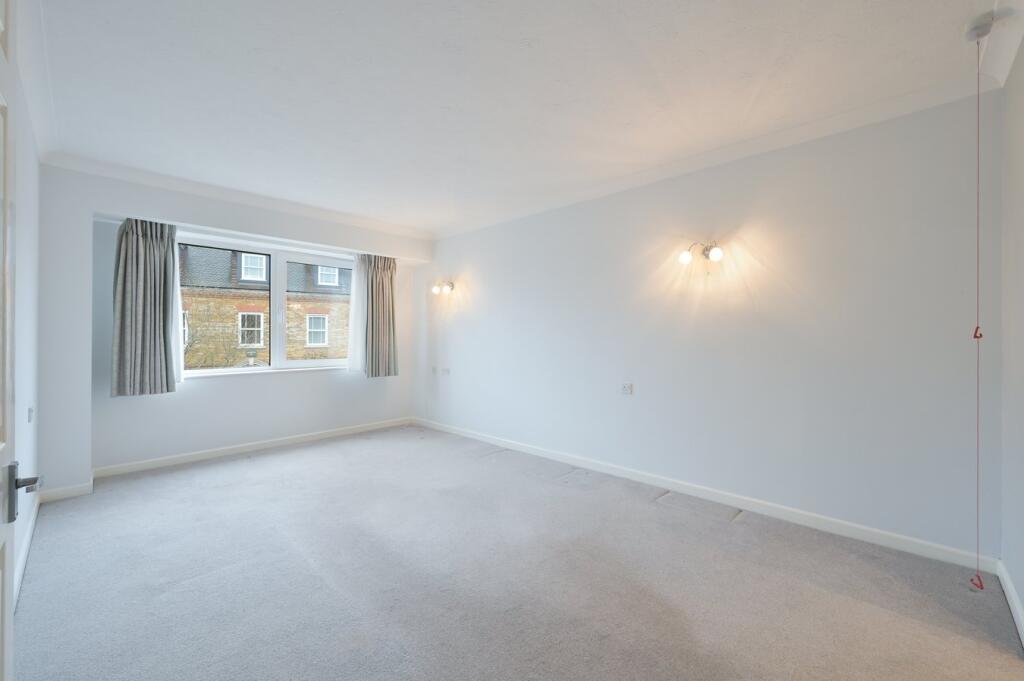 Springfield Meadows, Weybridge, KT13 photo 3