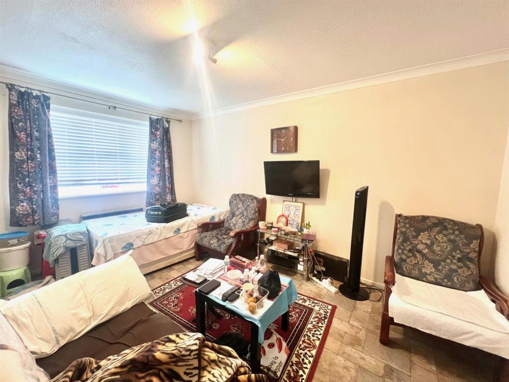 1-bed flat on High Road Leytonstone, London, £300,000