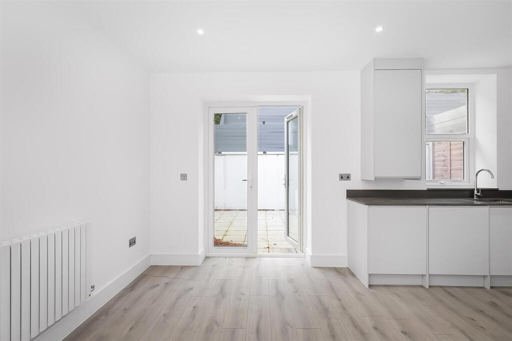 Apartment in Croydon - View 4
