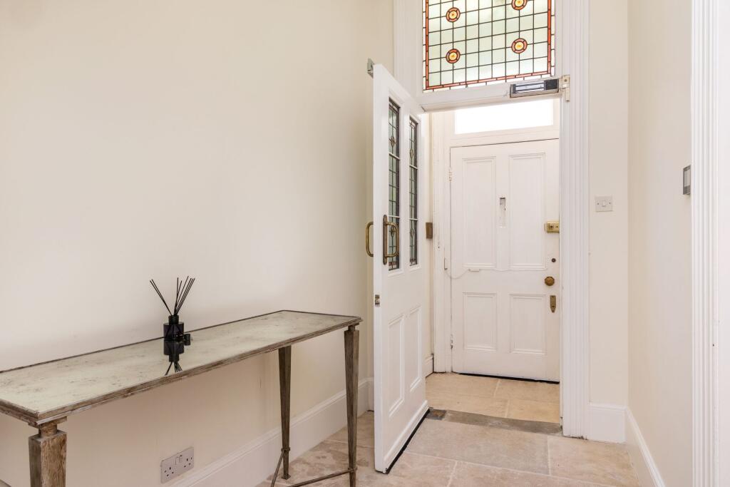 House in Winchester, The Close - View 4