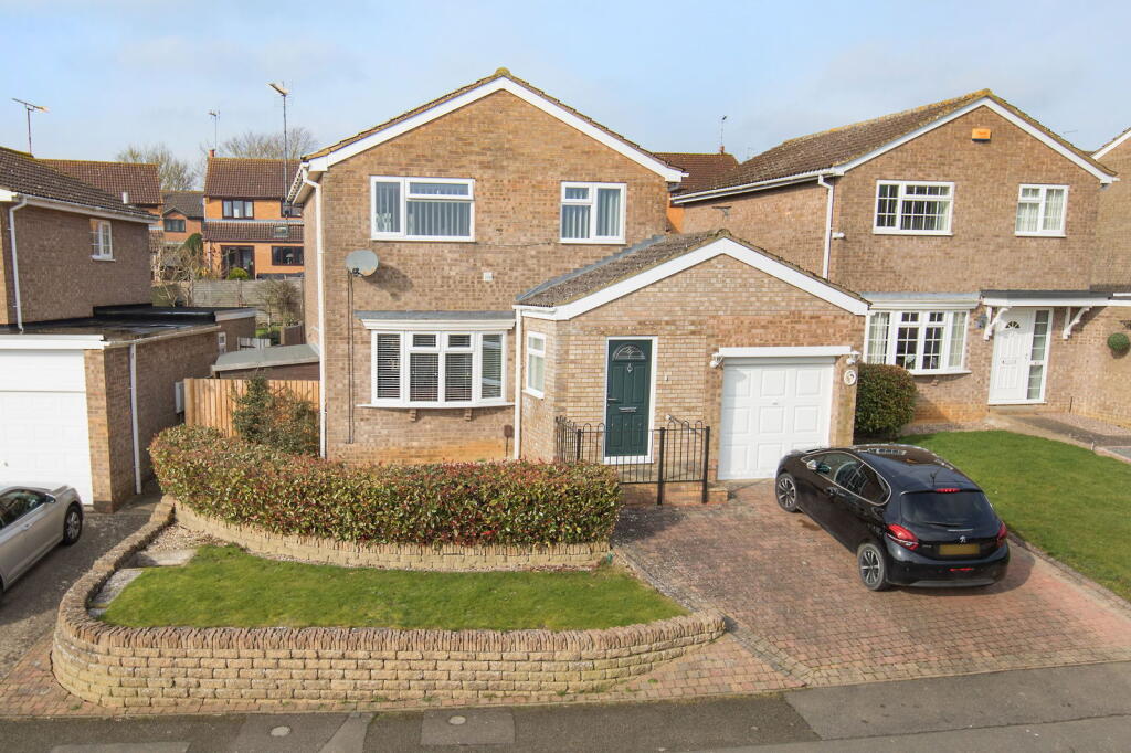 3-bed detached on Broadlands, Desborough, NN14 2TH, £299,950