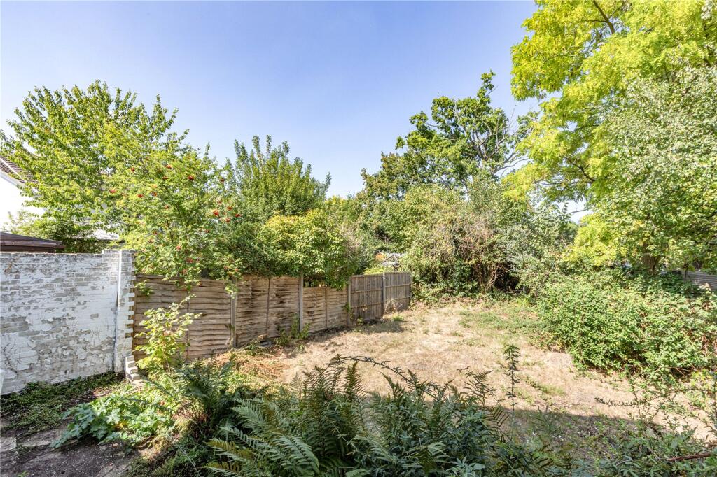 Cobs Way, New Haw, Addlestone, Surrey, KT15 photo 4