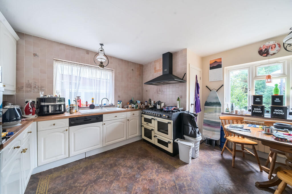 Canons Drive, Edgware, Middlesex photo 4