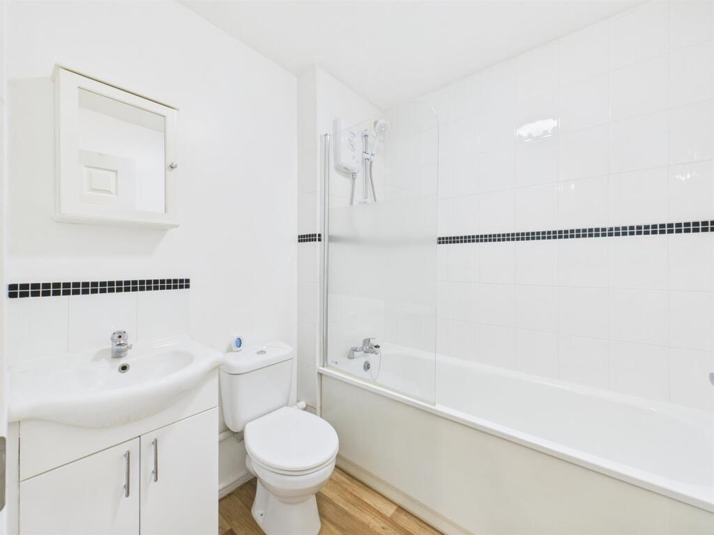 Apartment in London, London Borough of Hillingdon - View 5