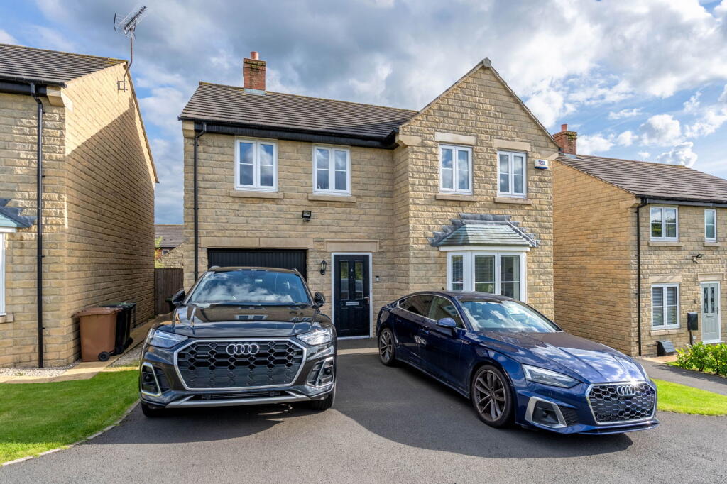 4-bed detached on Cherry Grove, Glossop SK13 7EJ, £500,000