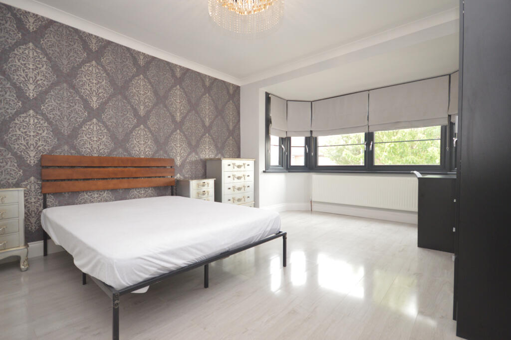 Apartment in Ilford, Fairlop - View 4